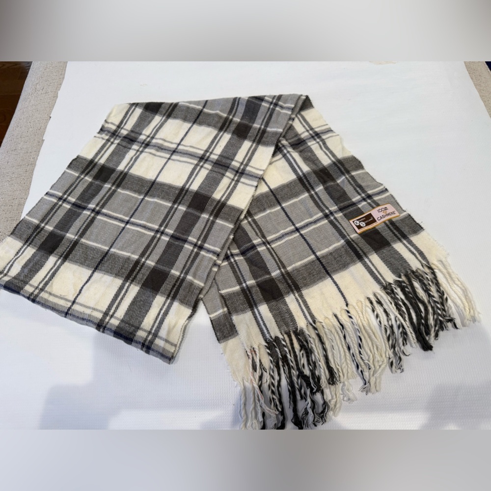 Kennedy Scotland Classic Gray and Cream Cashmere Scarf